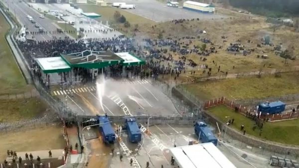 FOTO/VIDEO: Mii de migranți, blocați în teritoriul nimănui, au luat cu asalt frontiera UE. Polonezii au tras cu gaze lacrimogene și tunuri cu apă